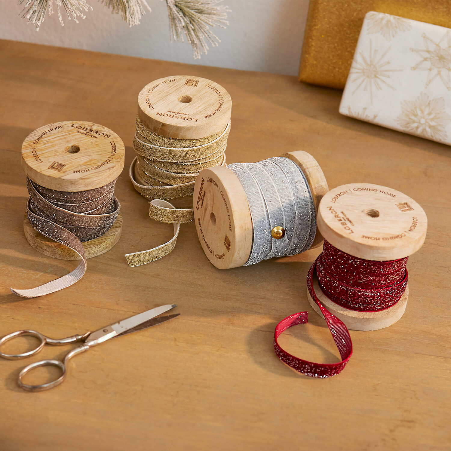 Fluwelen lint set van 4 Verlanne Set van vier decoratieve glitterlinten op houten spoelen in verschillende kleuren voor cadeauverpakking