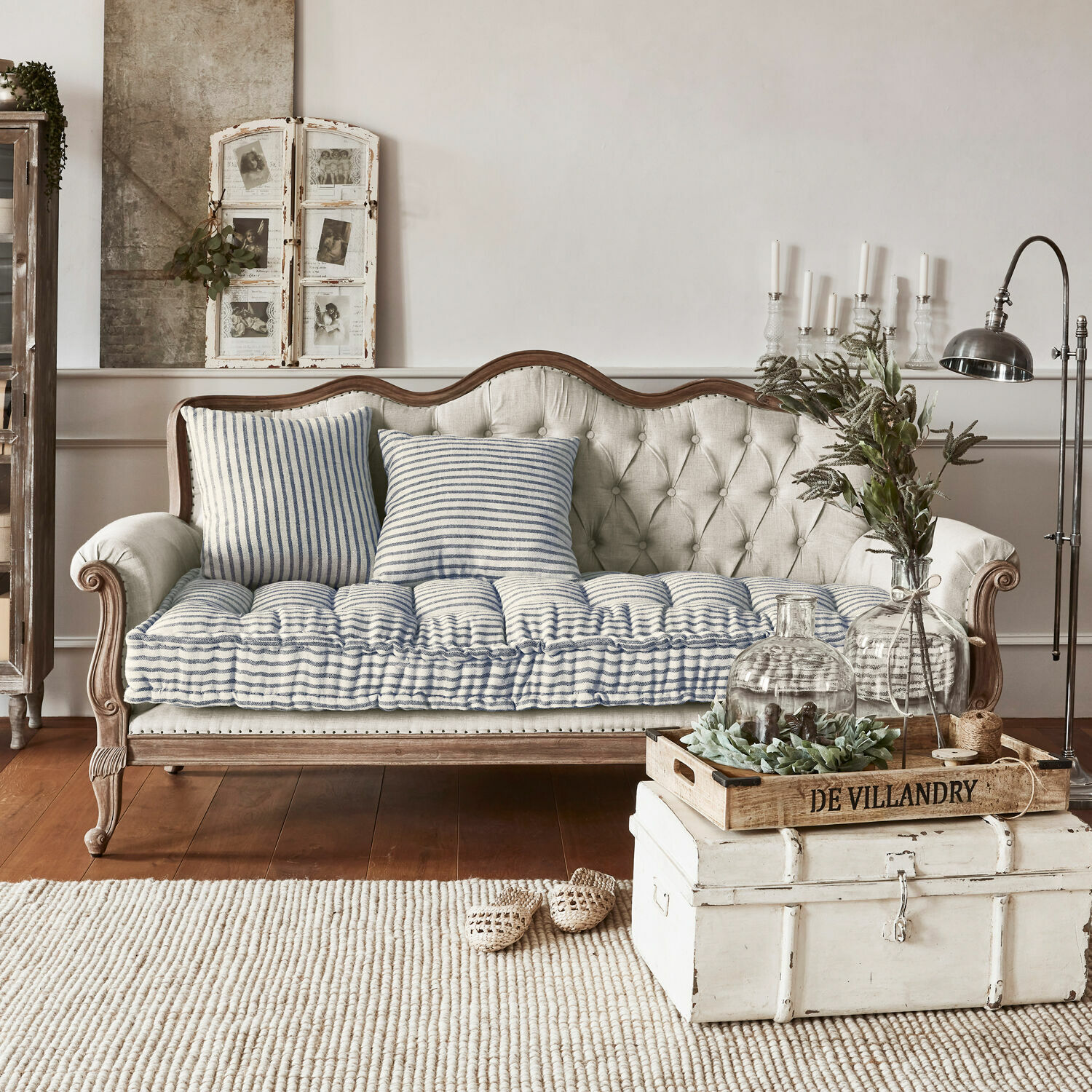 Bank Malabon Beige gestoffeerde bank met houten frame en blauw-wit gestreepte kussens in vintage stijl