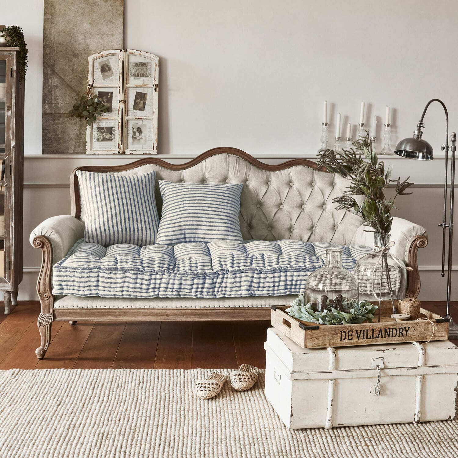 Bank Malabon Beige gestoffeerde bank met houten frame en blauw-wit gestreepte kussens in vintage stijl