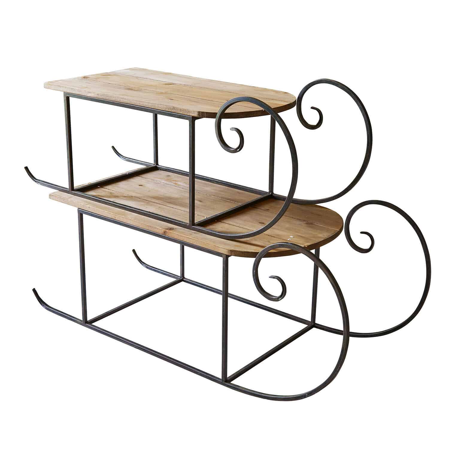 Decoratieve houten slee met metalen frame en sierlijke krullen in vintage stijl