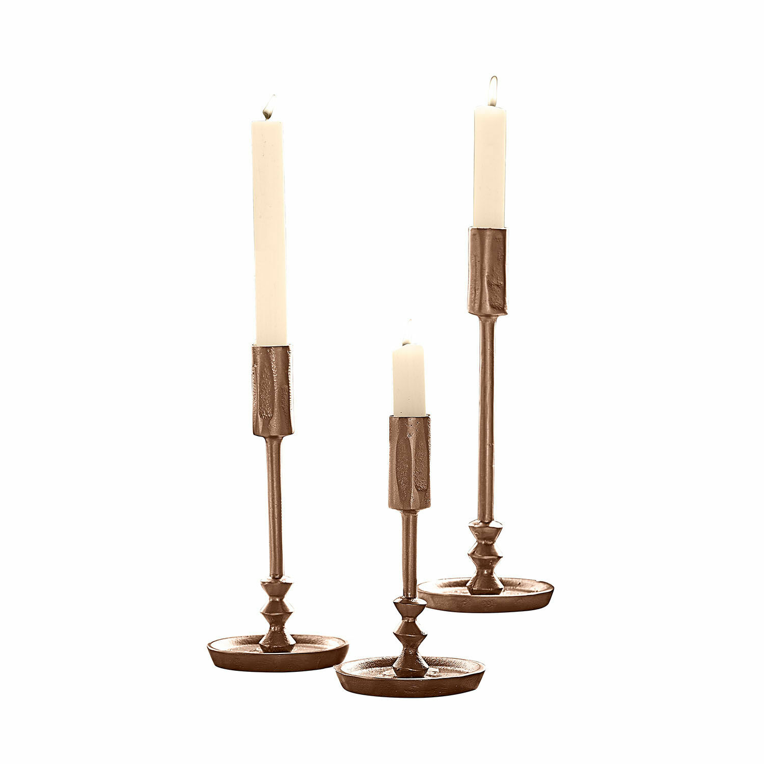 Kandelaar set van 3 Rivandre Set van drie koperen kandelaars met witte kaarsen, metalen tafeldecoratie