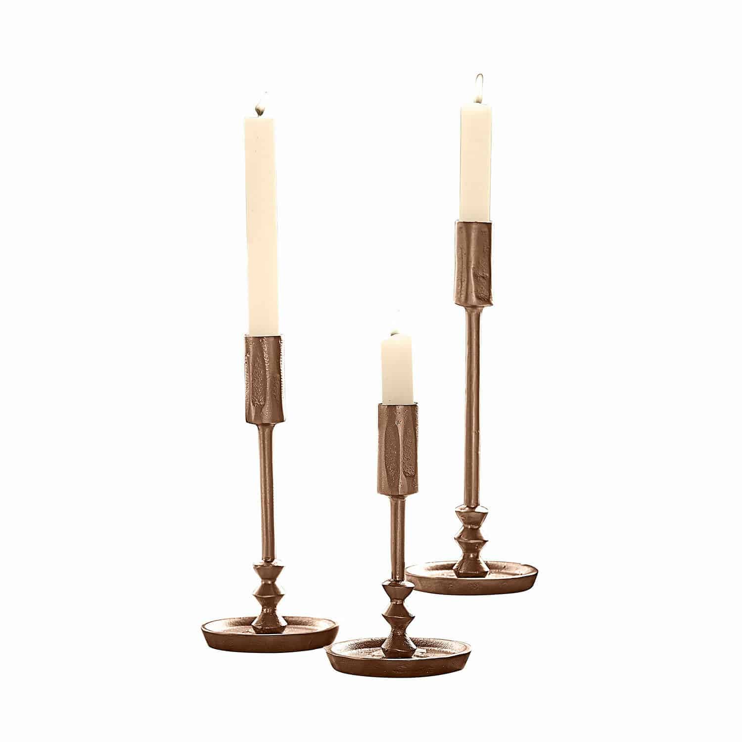 Kandelaar set van 3 Rivandre Set van drie koperen kandelaars met witte kaarsen, metalen tafeldecoratie