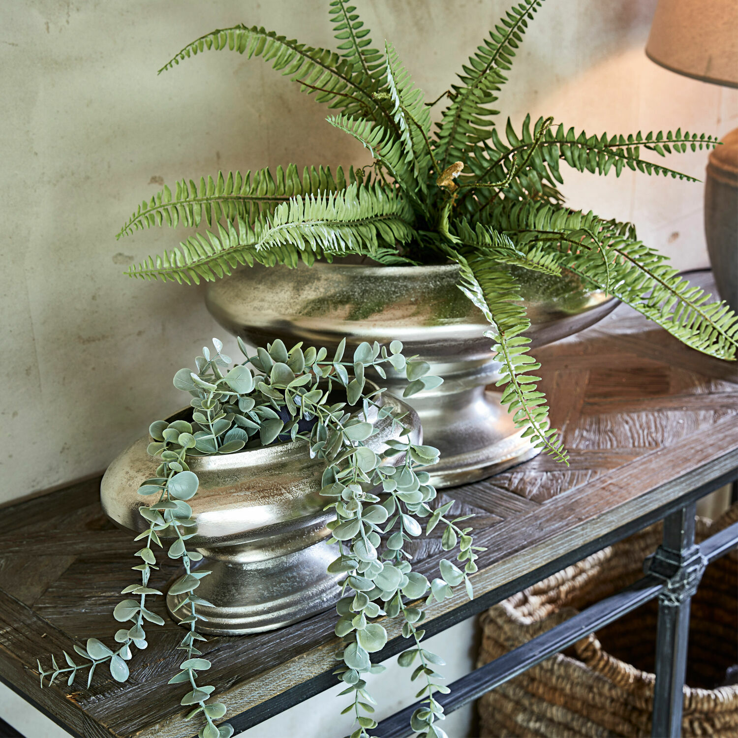 Vaas set van 2 Loyère Decoratieve zilverkleurige keramische vazen met groene planten op houten tafel in woonkamer