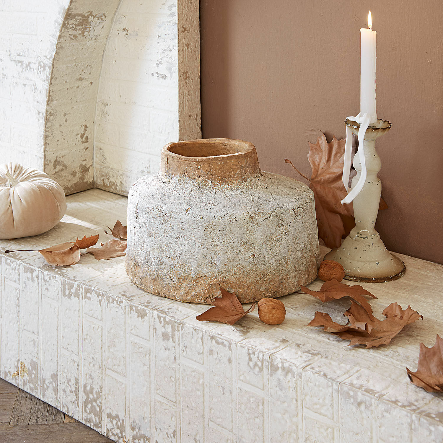 Vaas Sévrac Decoratieve beige keramische vaas op stenen vensterbank met herfstbladeren en brandende kaars
