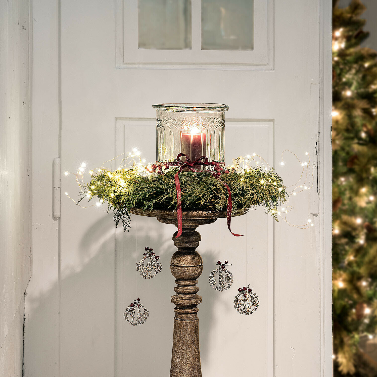 Houten kandelaar met groene krans, rode linten en LED-lichtjes voor kerstdecoratie