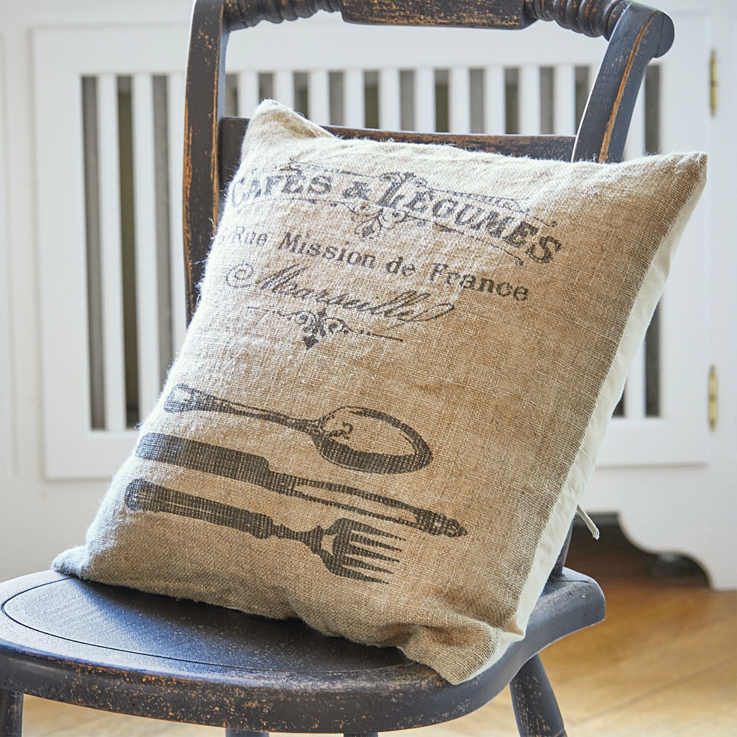 Kussenhoes Depew Beige linnen sierkussen met bestekprint op rustieke stoel, vintage stijl