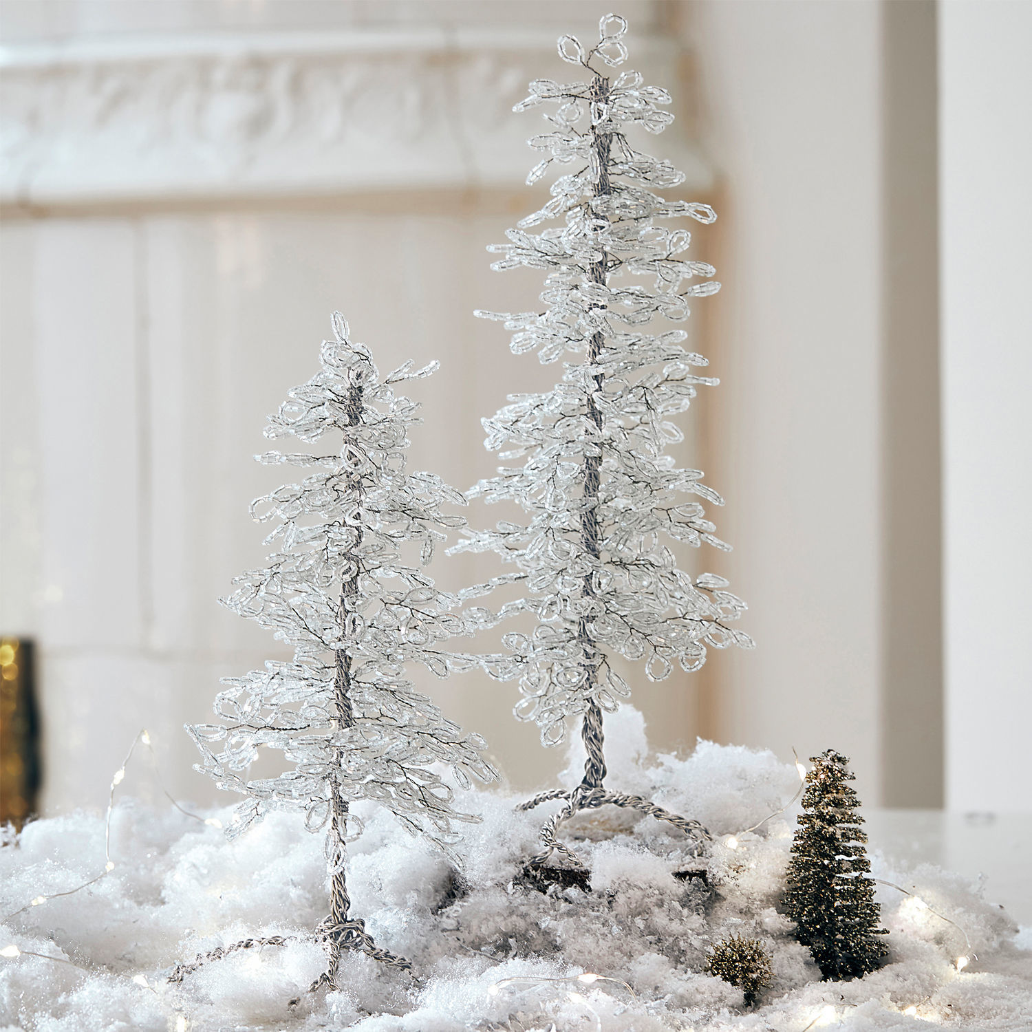 Sierboom set van 2 Grenville Decoratieve draad- en kristalbomen op besneeuwde ondergrond voor winterse feestdecoratie