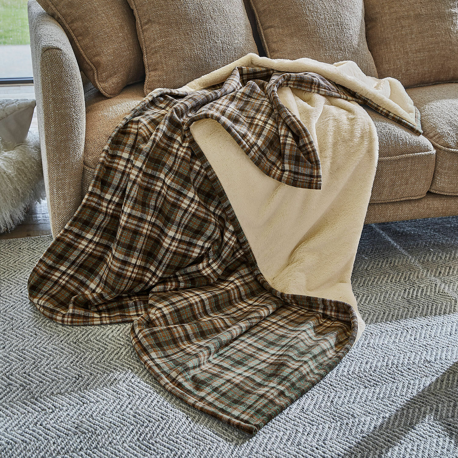 Plaid Celestria Zachte geruite deken met beige nepbont voering, perfect voor een gezellige en warme woonkamer