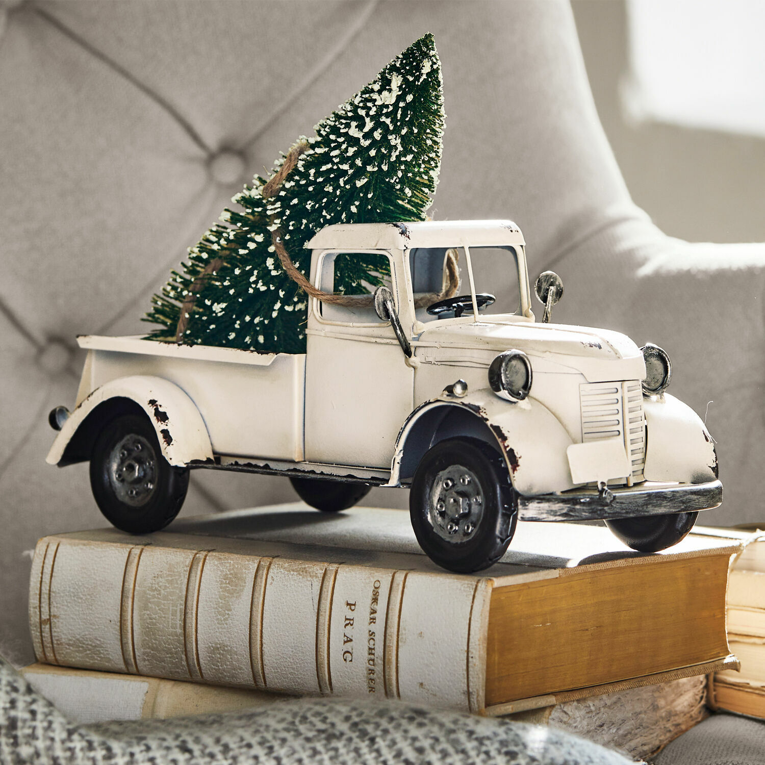 Decoratie auto Formis Wit metalen model van oude vrachtwagen met groene kerstboom op boeken, kerstdecoratie