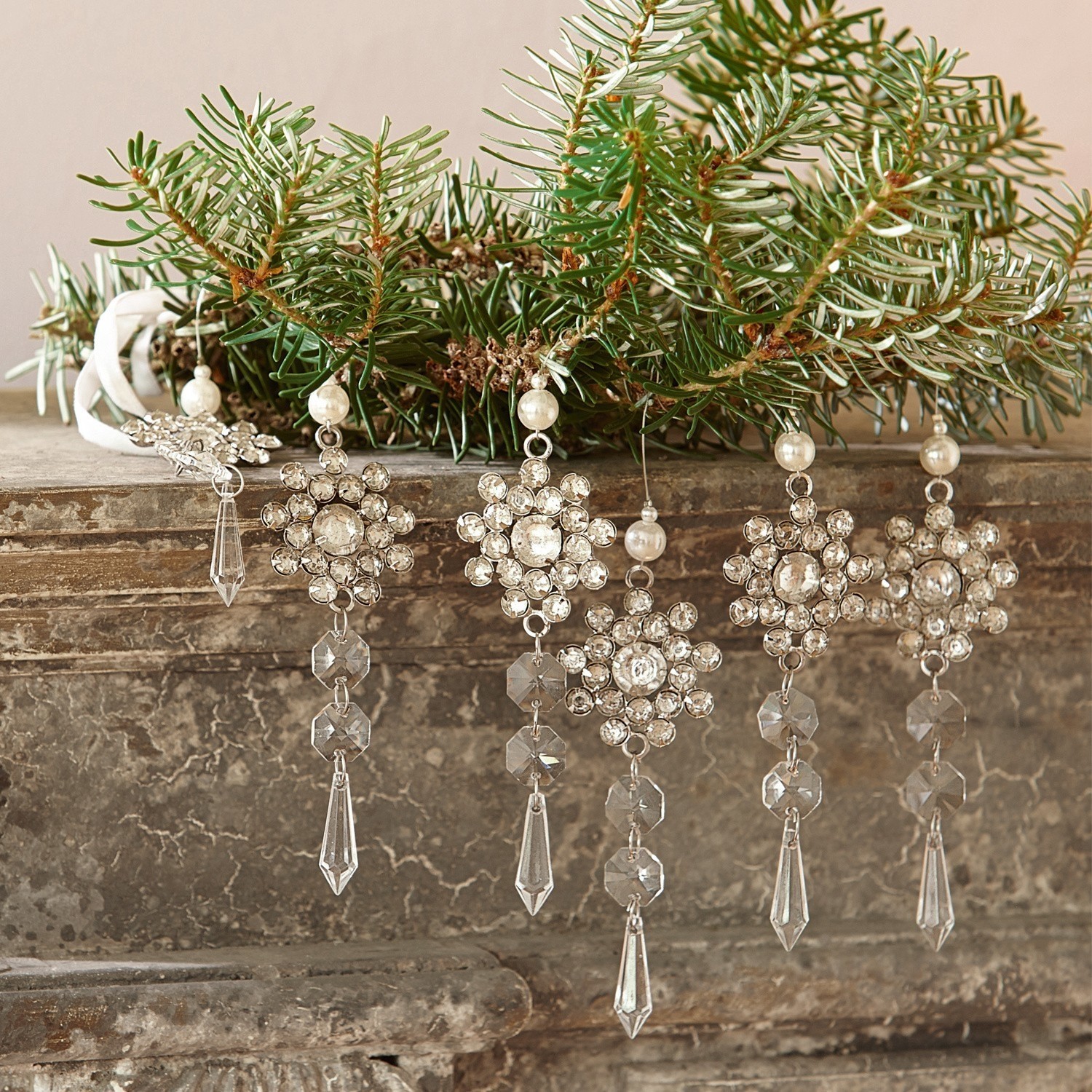 Sierhanger set van 6 Fleurette Kerstversieringen met kristallen en parels hangend aan groene dennentakken