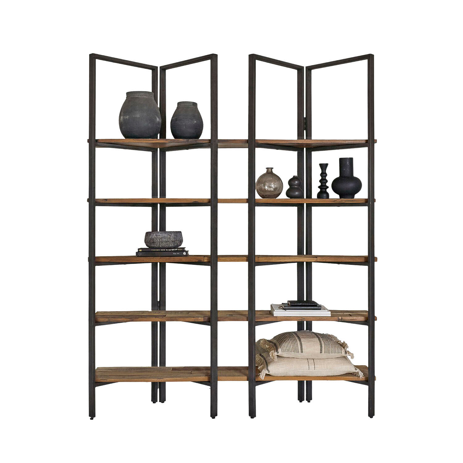 Hoekrek van hout en metaal in bruin-zwart met decoratieve vazen en kussens
