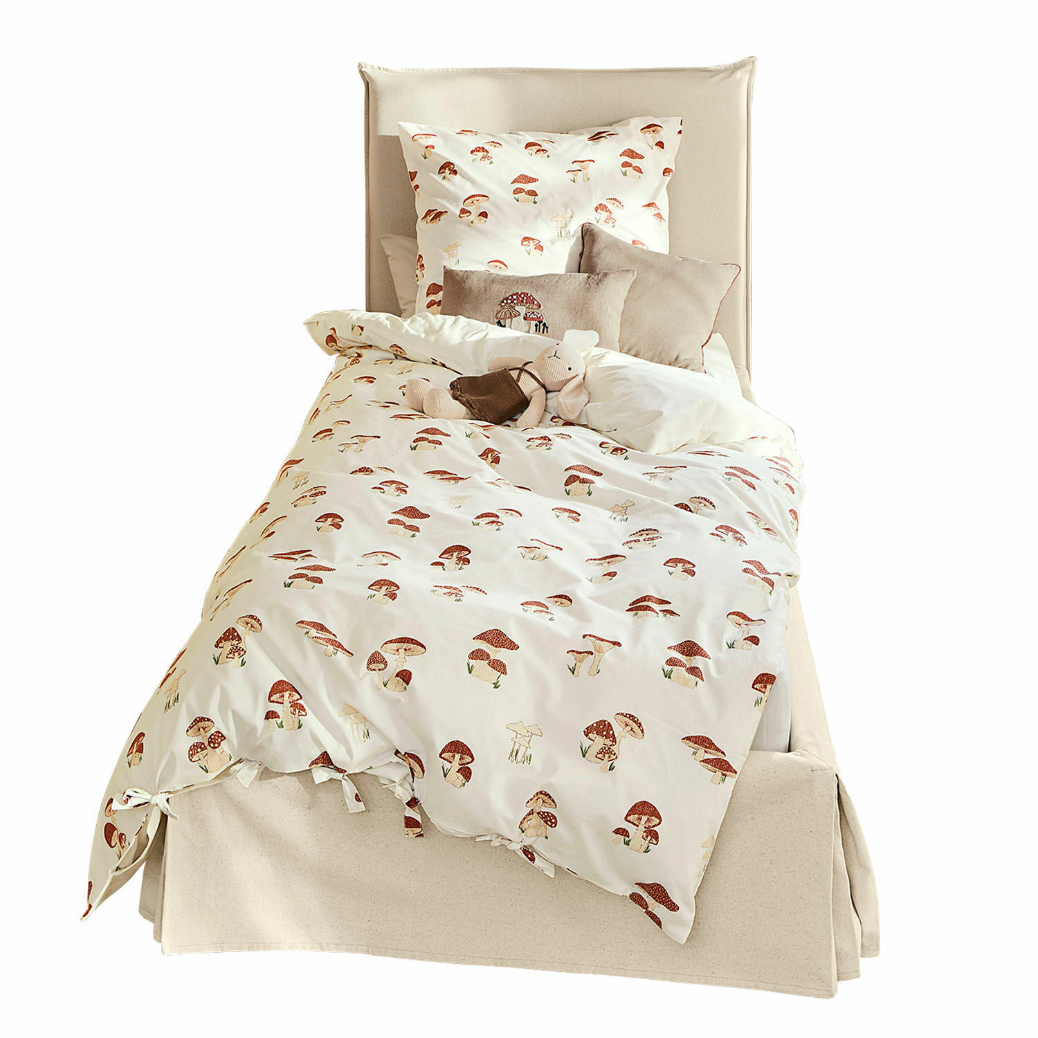 Bed Mouradon Beige katoenen beddengoed met paddenstoelenprint op kinderbed met knuffel