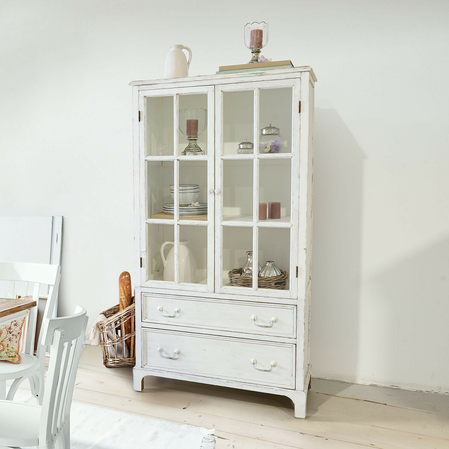 Witte houten vitrinekast met glazen deuren en twee lades in vintage stijl