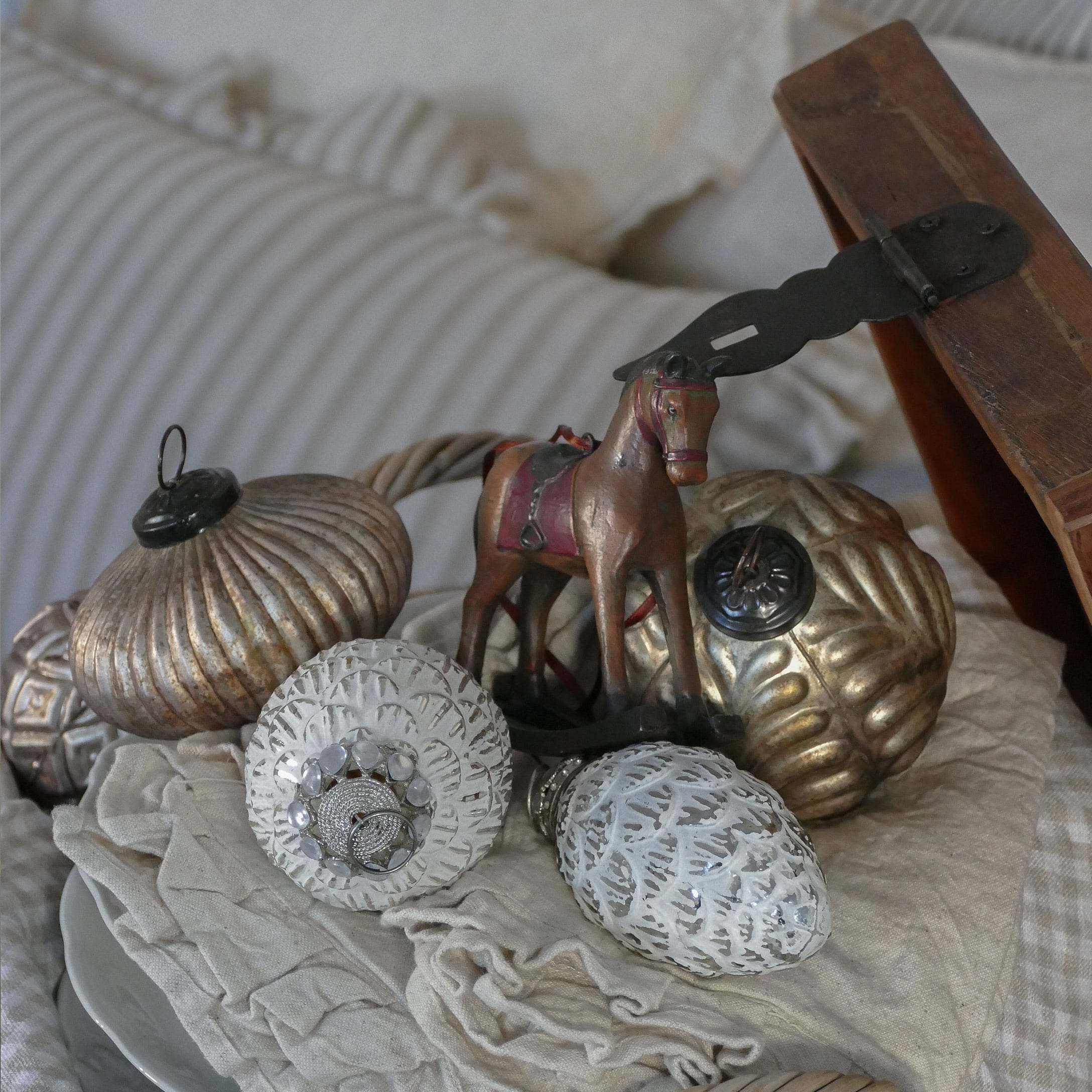 Goud-witte kerstdecoraties met paardenfiguur op beige stof