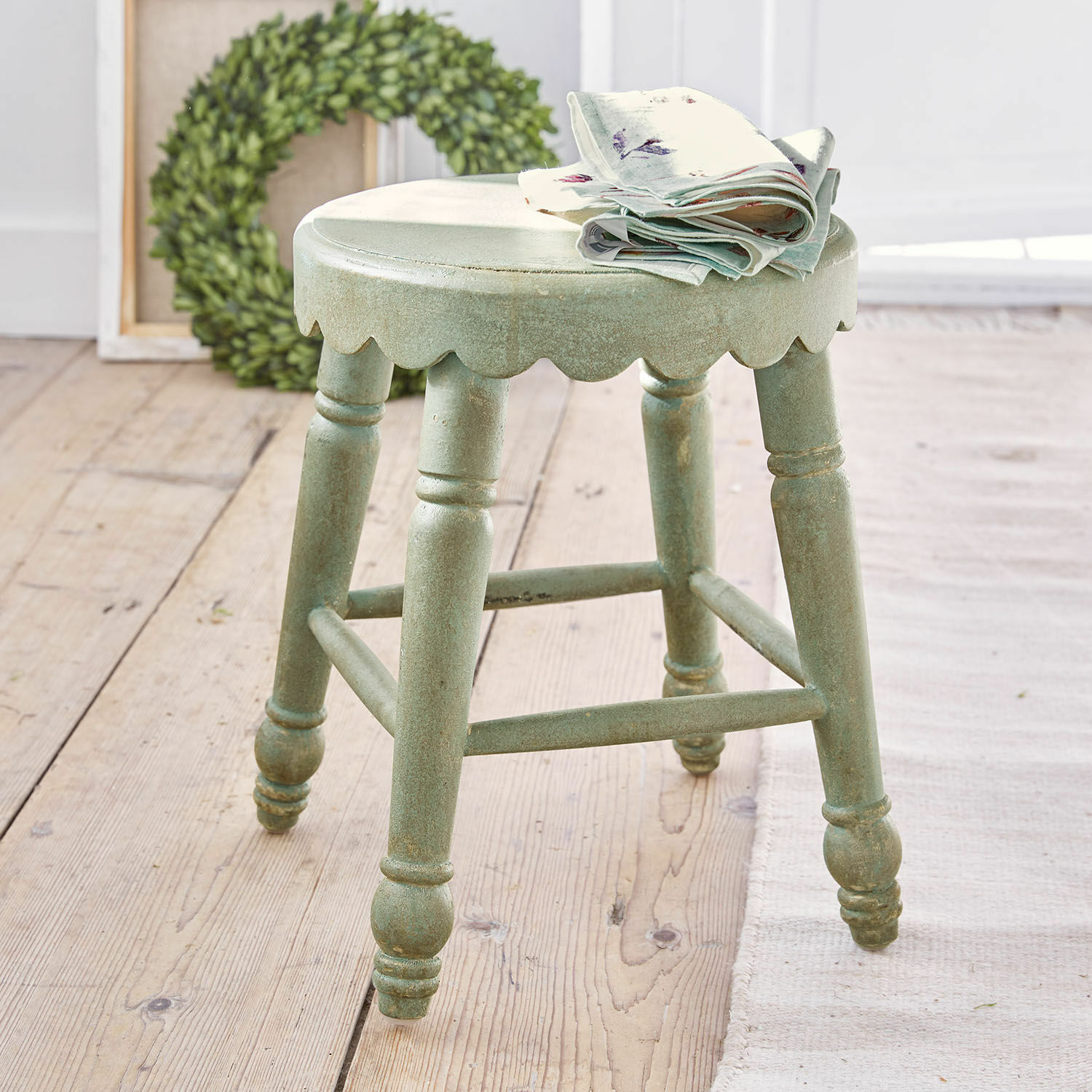 Kruk Nirvent Kleine groene houten kruk met decoratieve rand en stof op het blad, meubelstuk