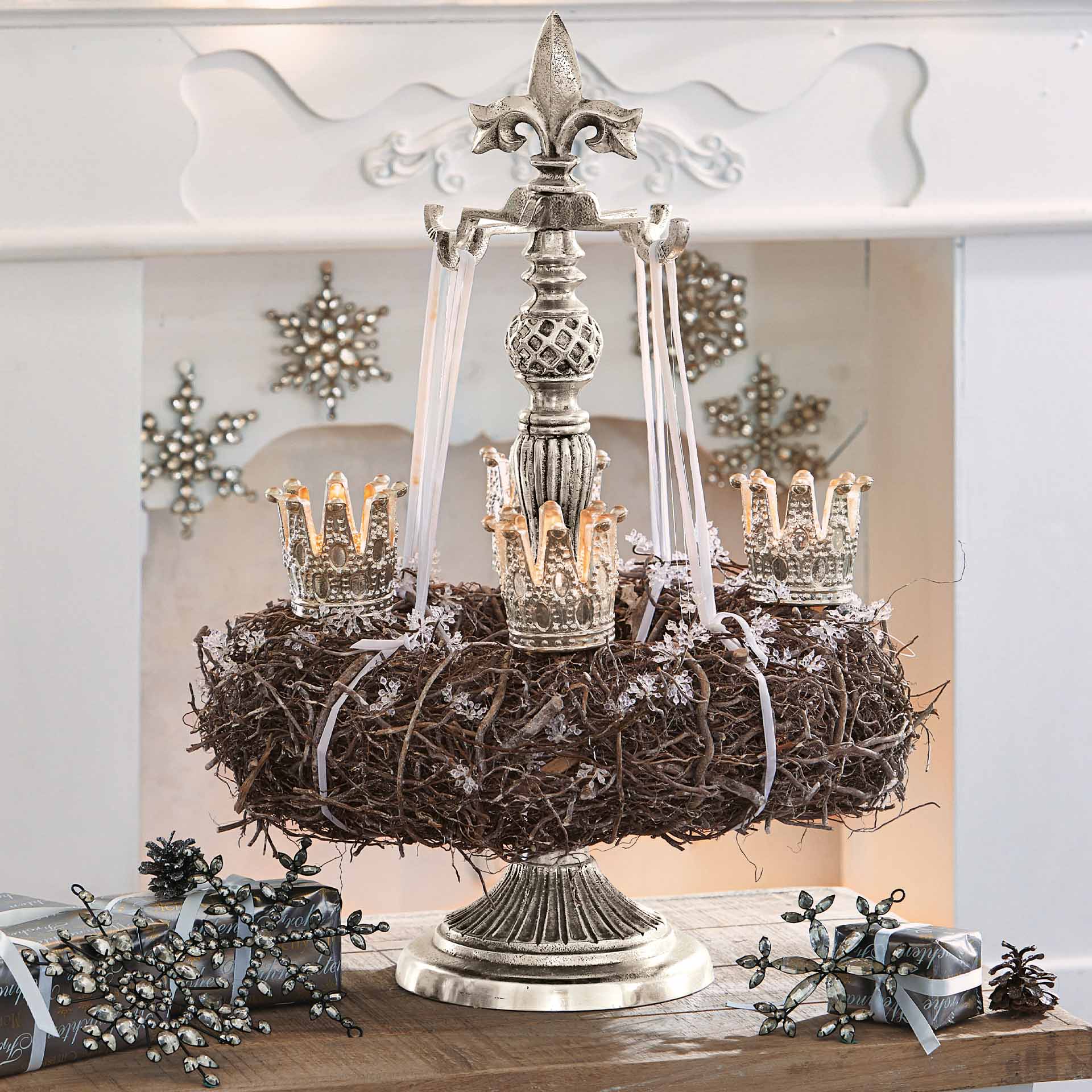 Decoratieve zilverkleurige metalen kandelaar met krans van takken en glinsterende kerstversieringen