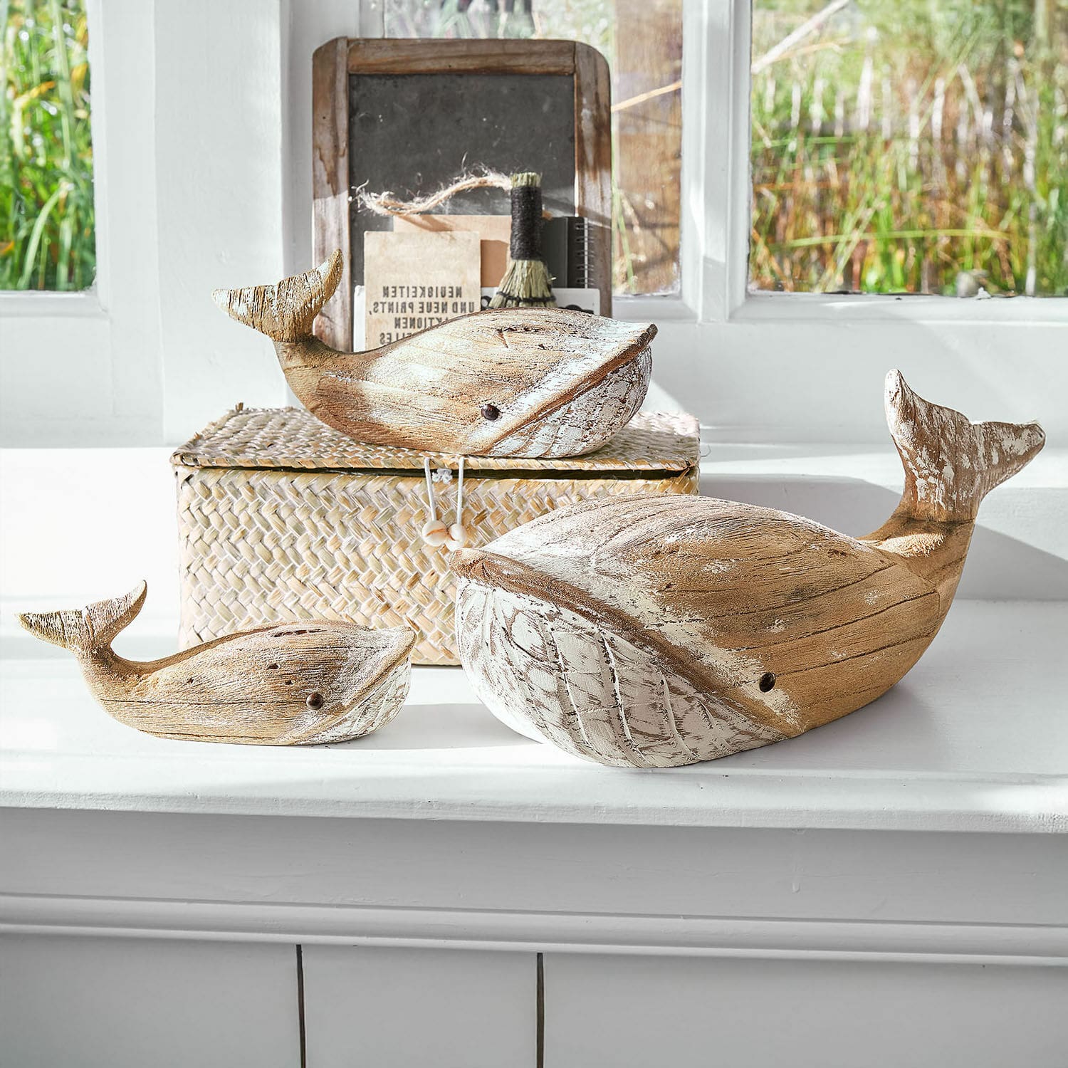 Walvis set van 3 Breezie Set van drie decoratieve houten walvissen in natuurlijke kleur met witte accenten op vensterbank