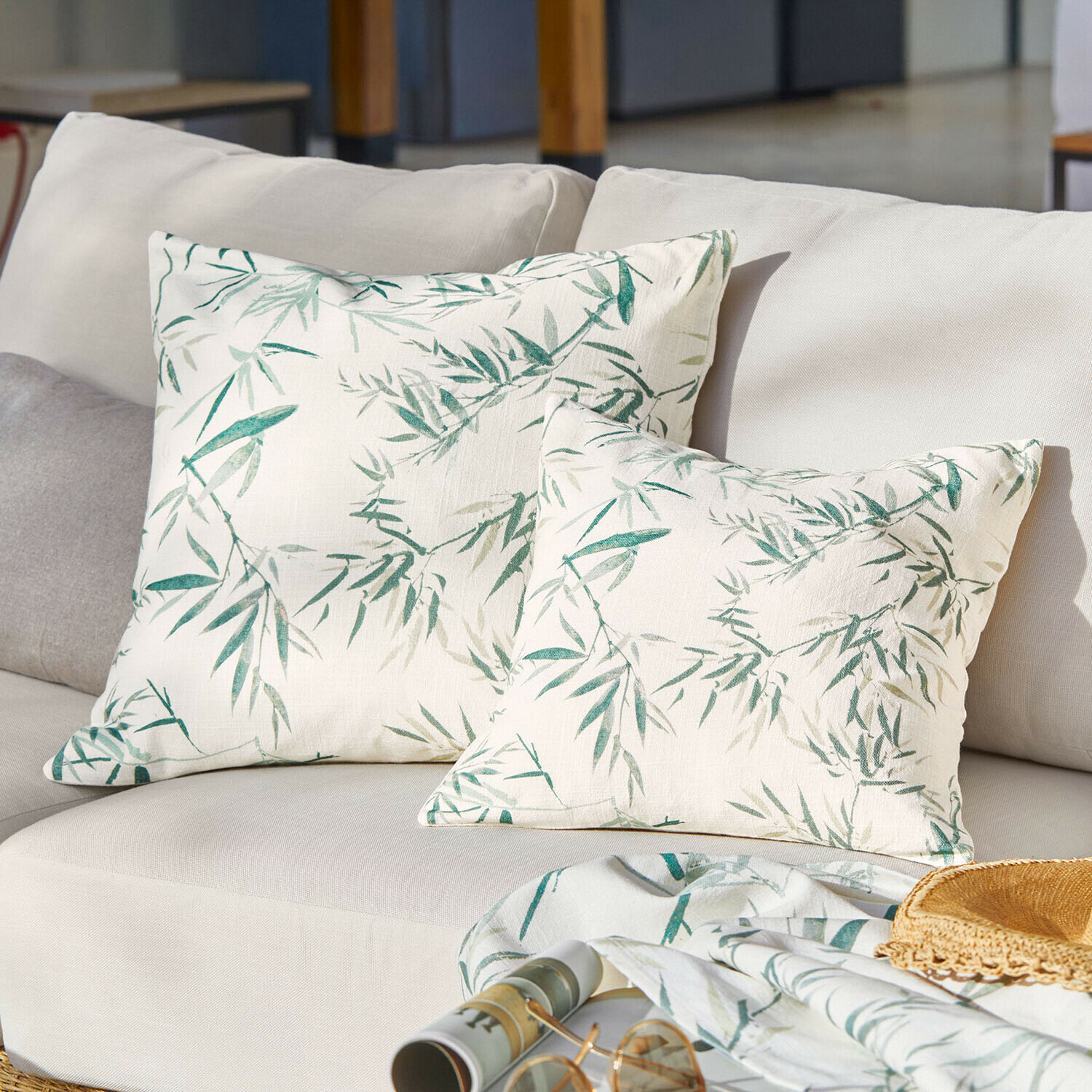 Kussenhoes set van 2 Clarisa Set crèmekleurige katoenen kussens met groen bladmotief voor stijlvolle woondecoratie