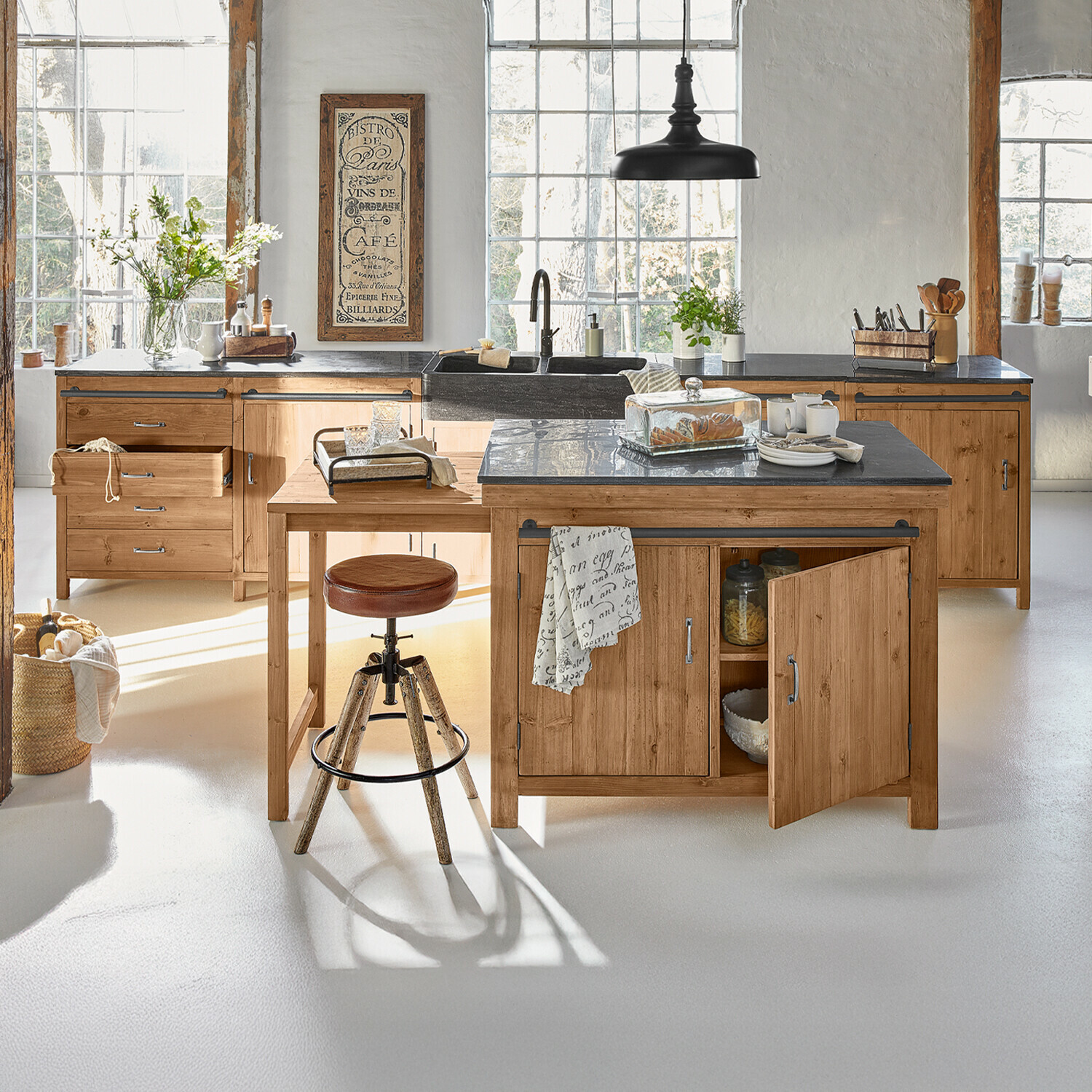 Keukenkast set van 4 Sunnybrook Keuken met houten kasten en zwart werkblad, barkruk en lichte decoraties