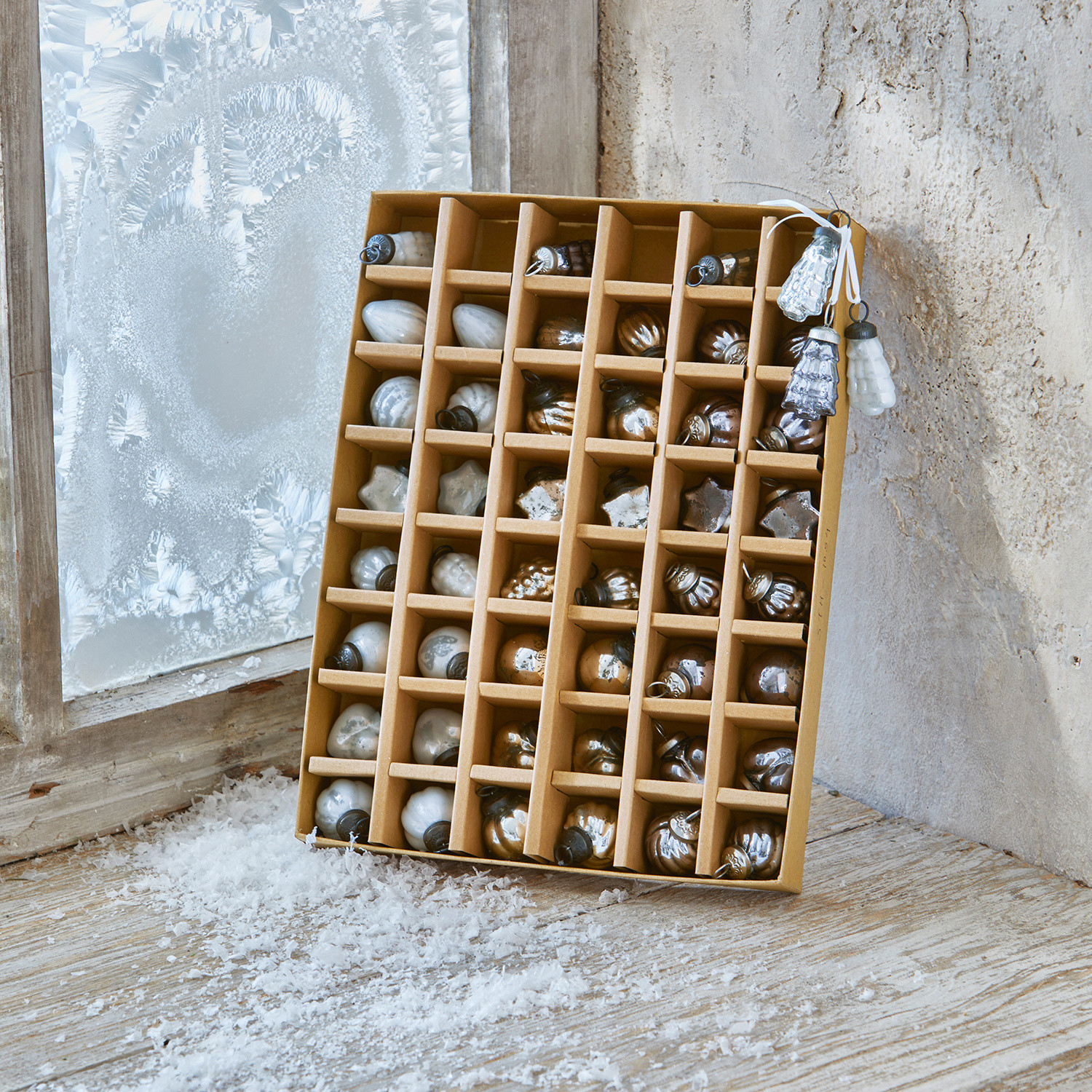 Kerstversiering set van 48 Lyla Set zilveren en witte glazen kerstversieringen in doos voor feestelijke decoratie