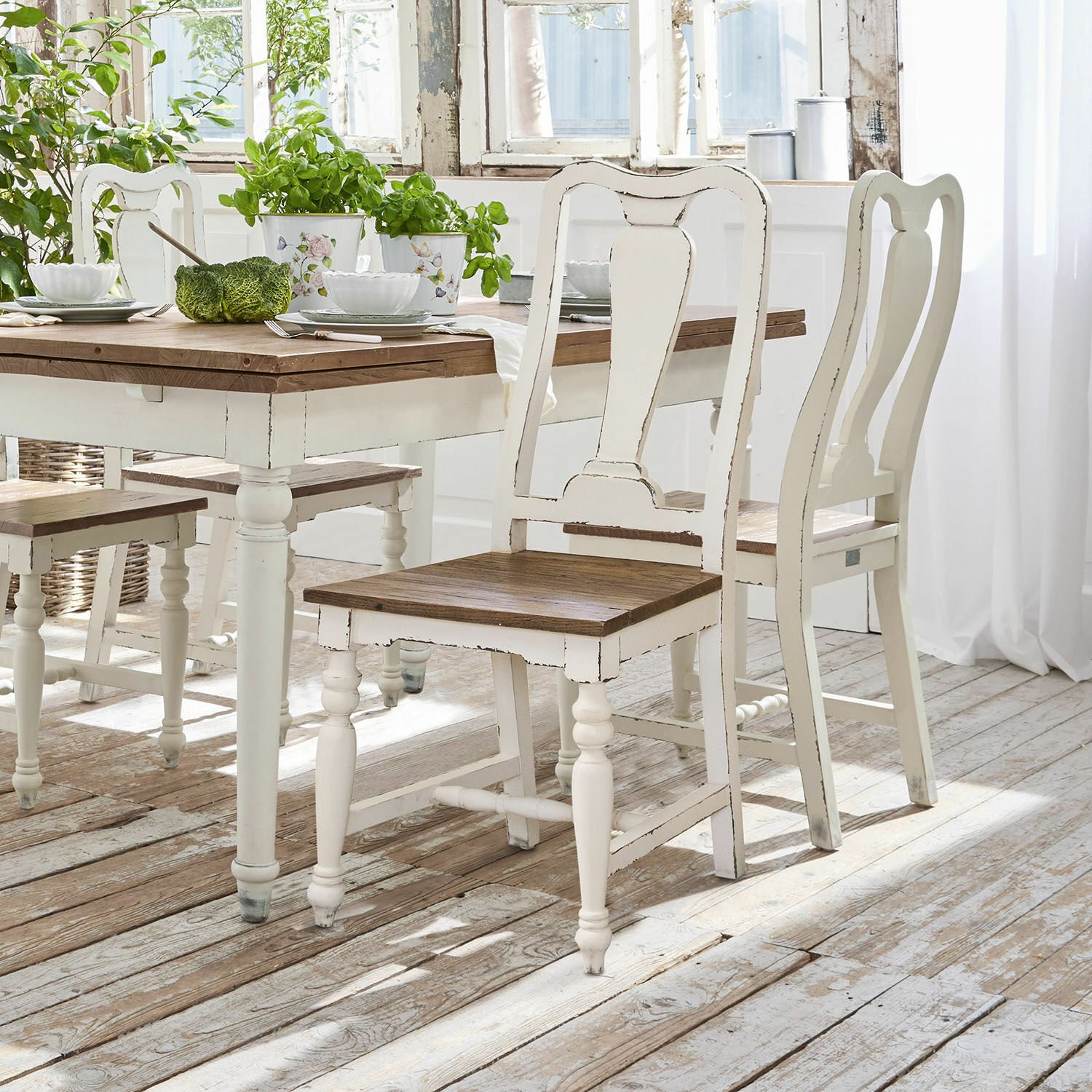 Stoel set van 2 Harold Witte houten stoelen en tafel met bruine bladen in lichte, rustieke eetkamer
