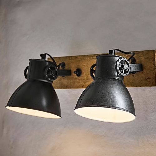 Zwarte metalen wandlamp met twee kappen op houten plaat, industrieel design