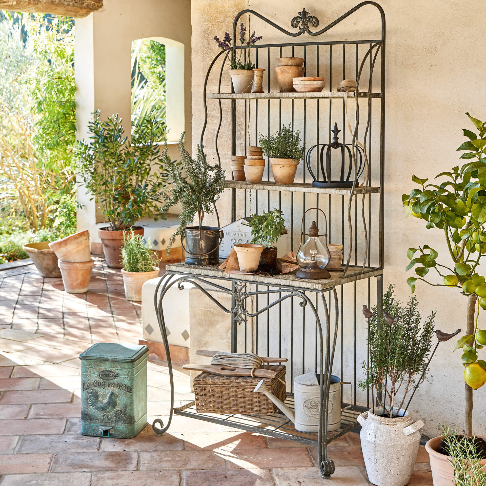 Metalen tuinrek met terracotta potten, decoratief en praktisch voor het opbergen van tuingereedschap