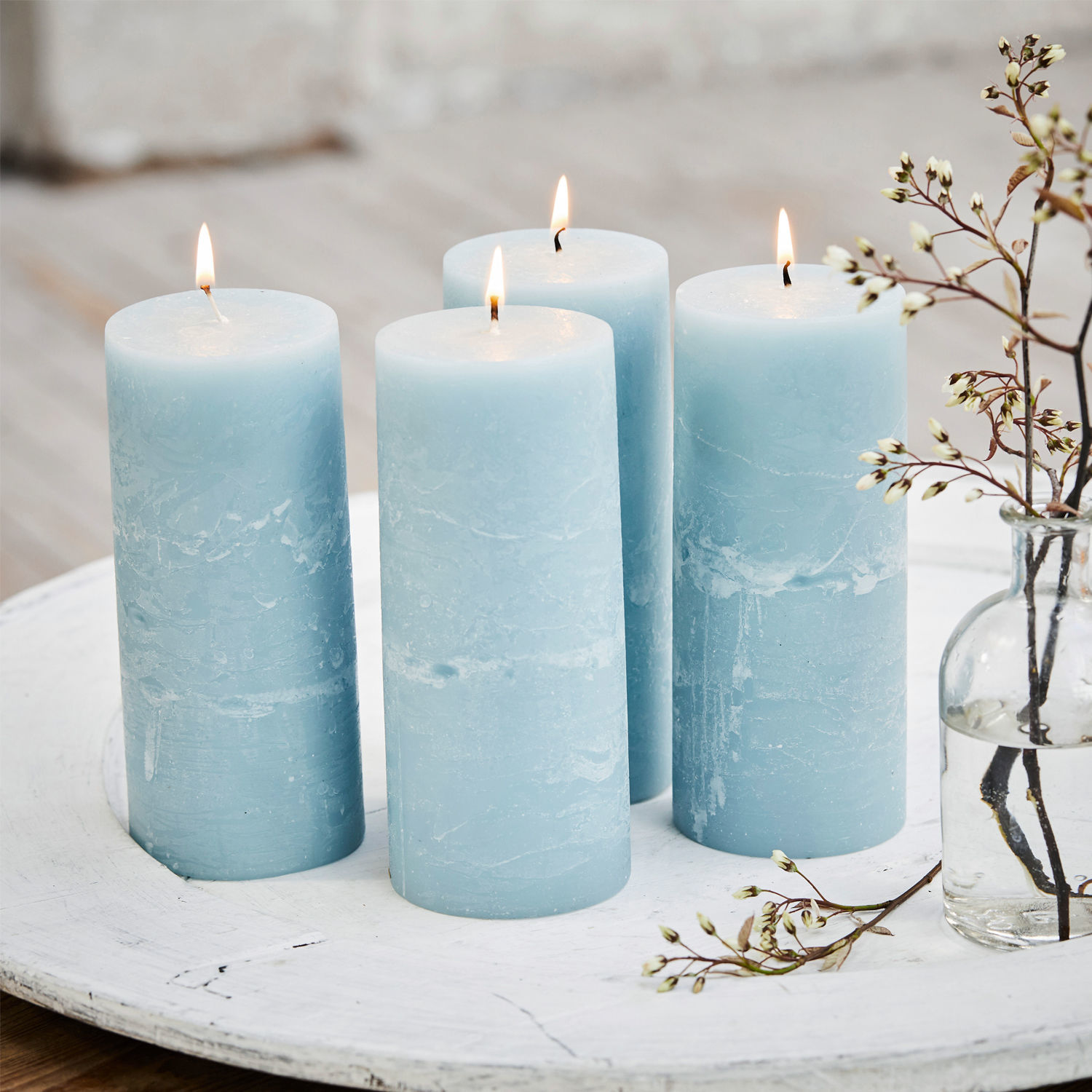 Kaars set van 4 Homel Set van vier blauwe waskaarsen op een wit dienblad met decoratieve tak met bloemen