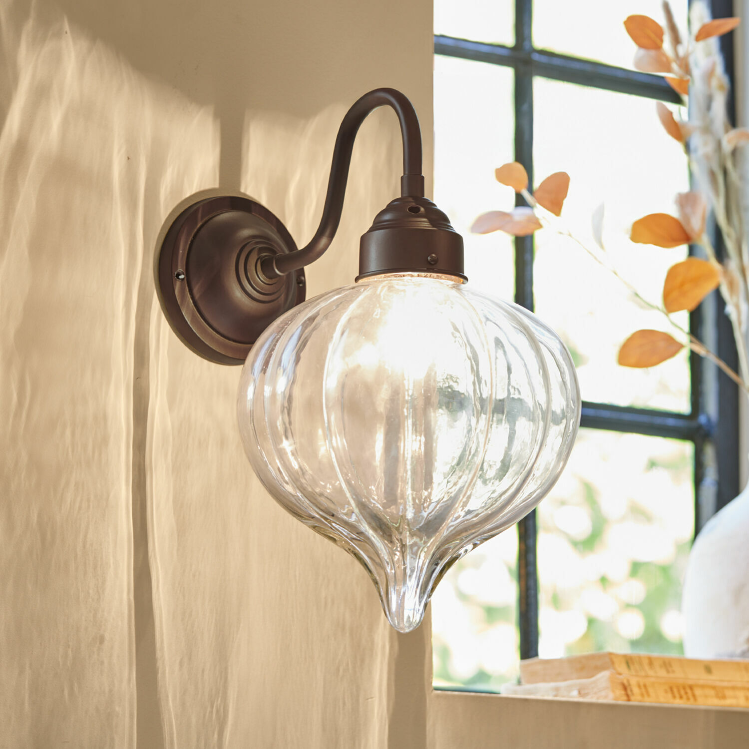 Wandlamp Baisse Wandlamp van helder glas met bruine metalen houder voor sfeervolle binnenverlichting
