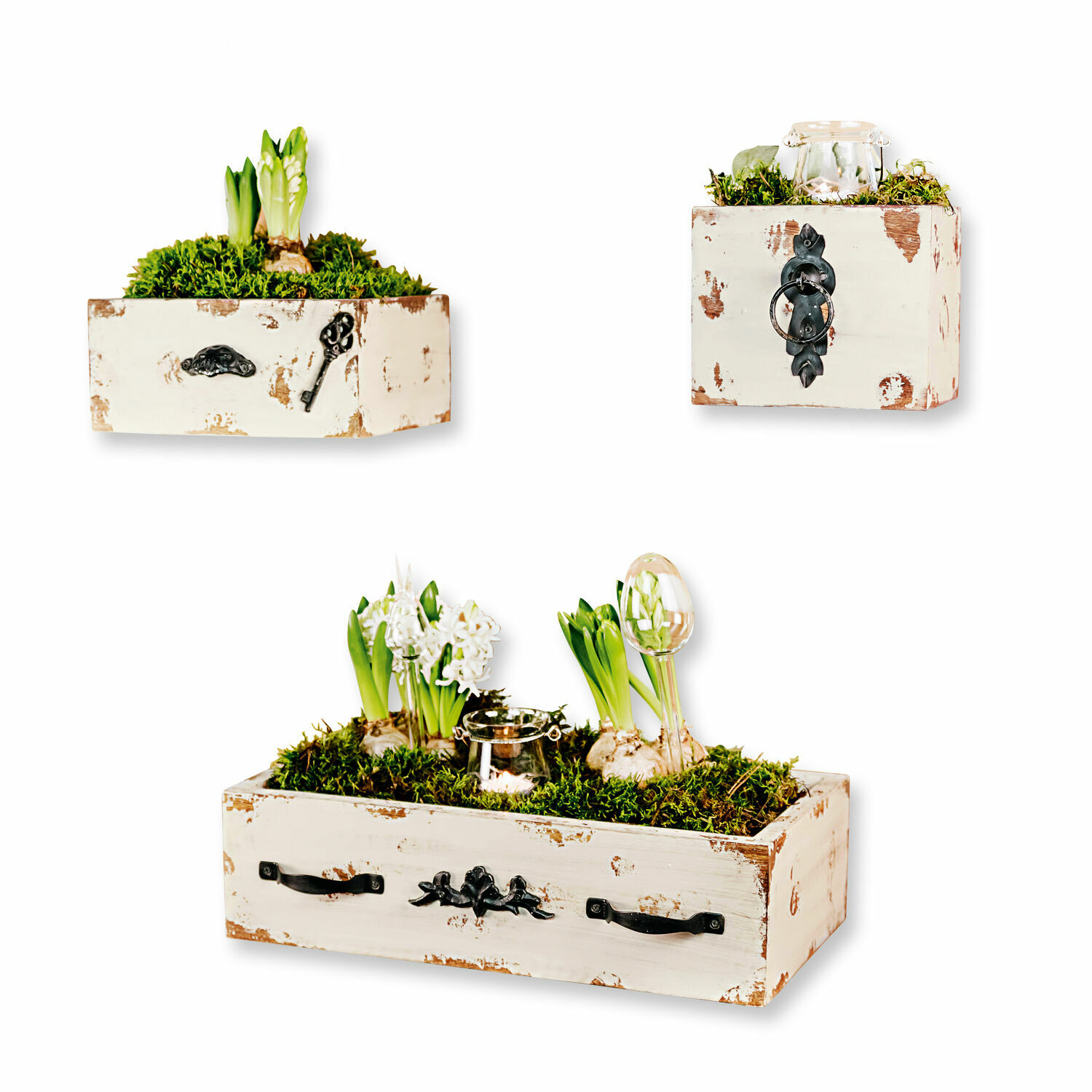 Decoratiebakje set van 3 Gorik Set van drie witte houten plantenbakken met verweerd effect en groene planten in mos