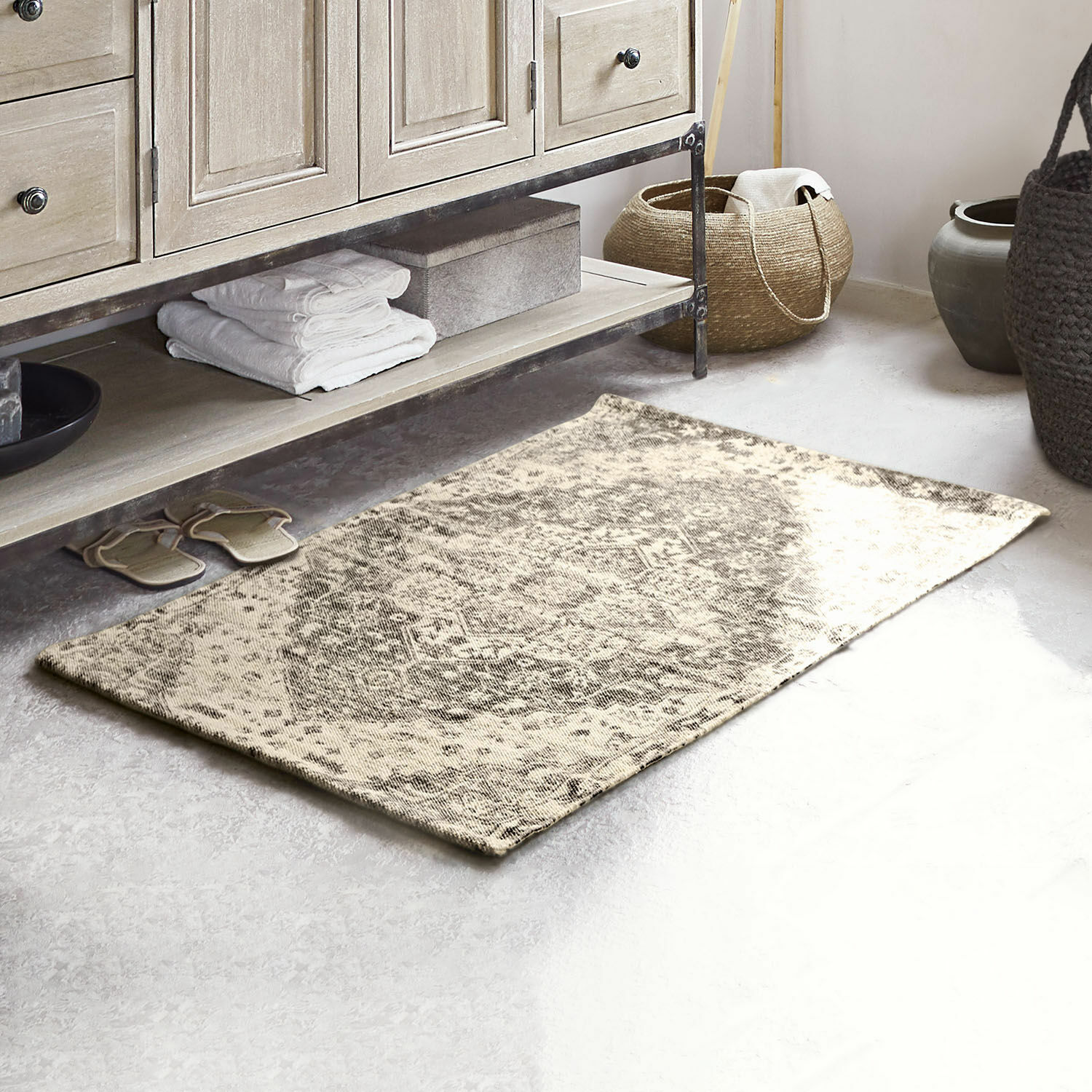 Badmat Davis Beige vloerkleed met geometrisch patroon in natuurlijke stijl op lichte vloer in woonkamer