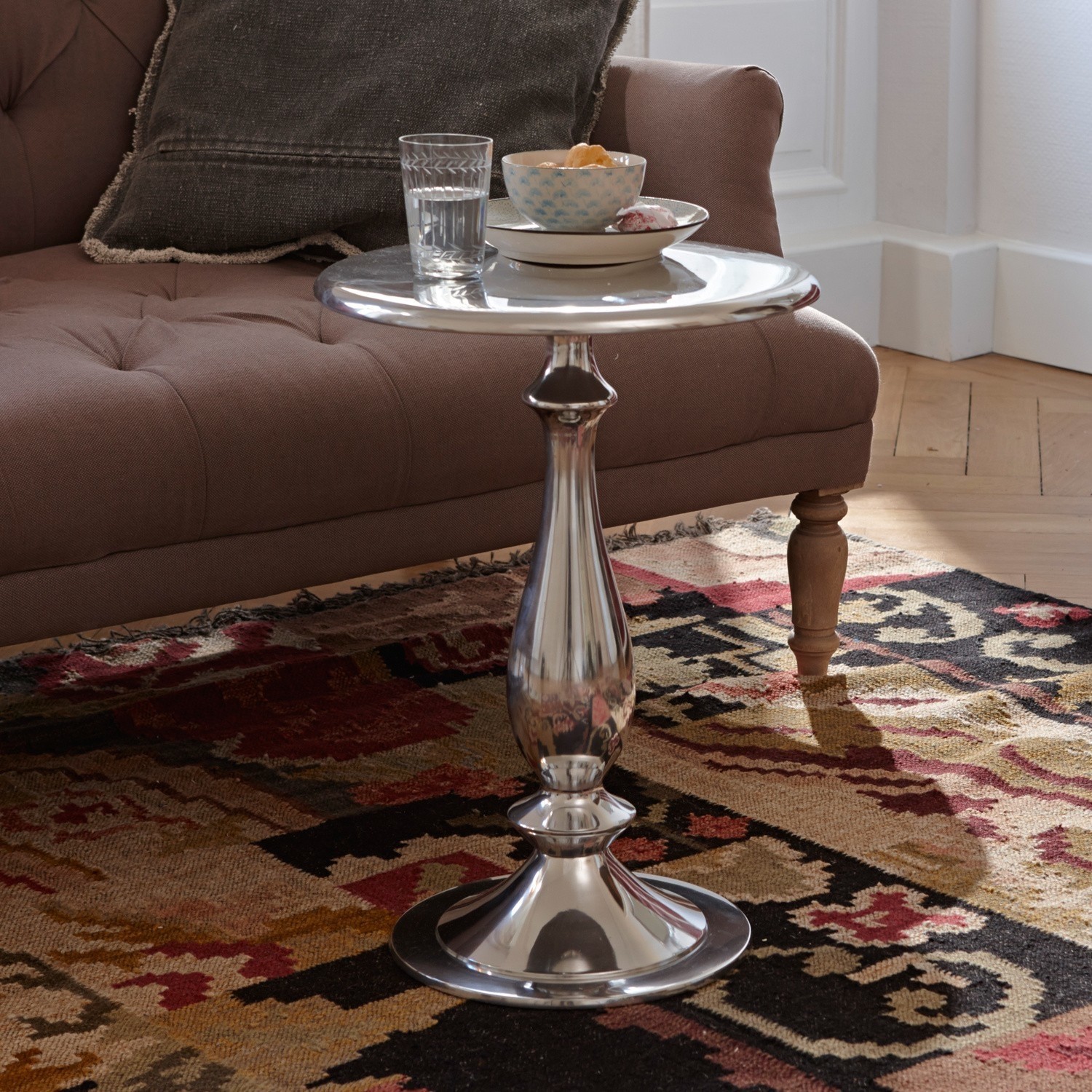 Bijzettafel Piccolo Glanzende zilverkleurige metalen bijzettafel op kleurrijk tapijt in woonkamer