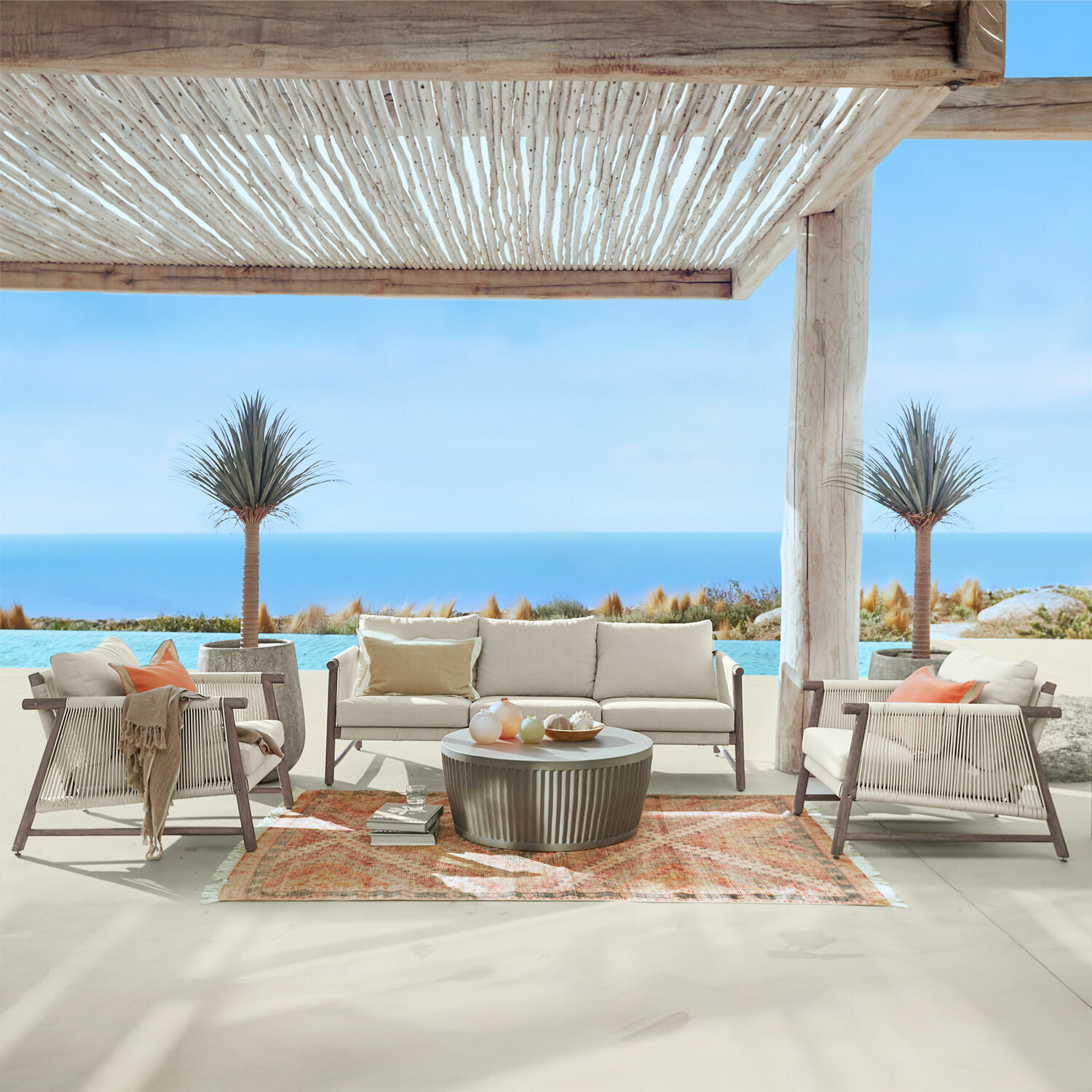 Zithoek FSC®-100% Clarmontaine Buitenmeubelset met beige kussens en houten frame op terras met zeezicht