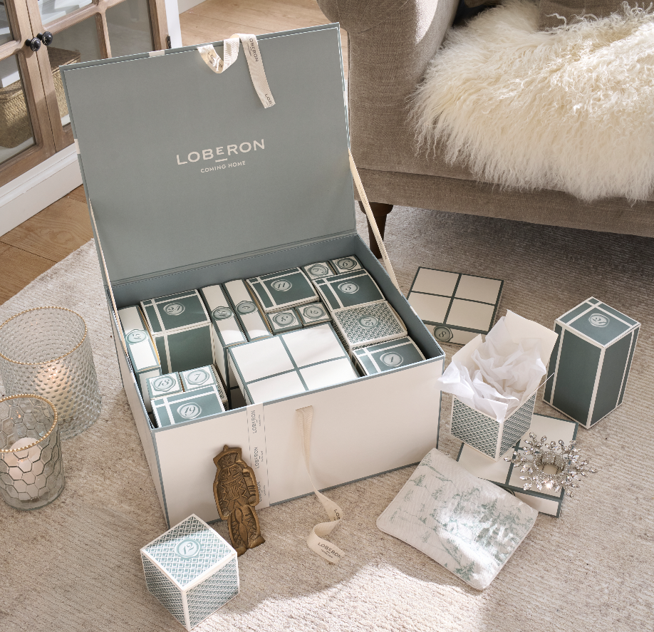 Open decoratieve adventskalenderdoos van LOBERON met genummerde geschenkdoosjes en kerstaccessoires